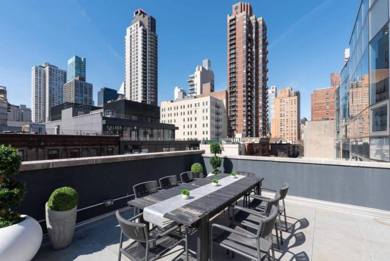 3br Penthouse With Massive Private Rooftop Apartment *
