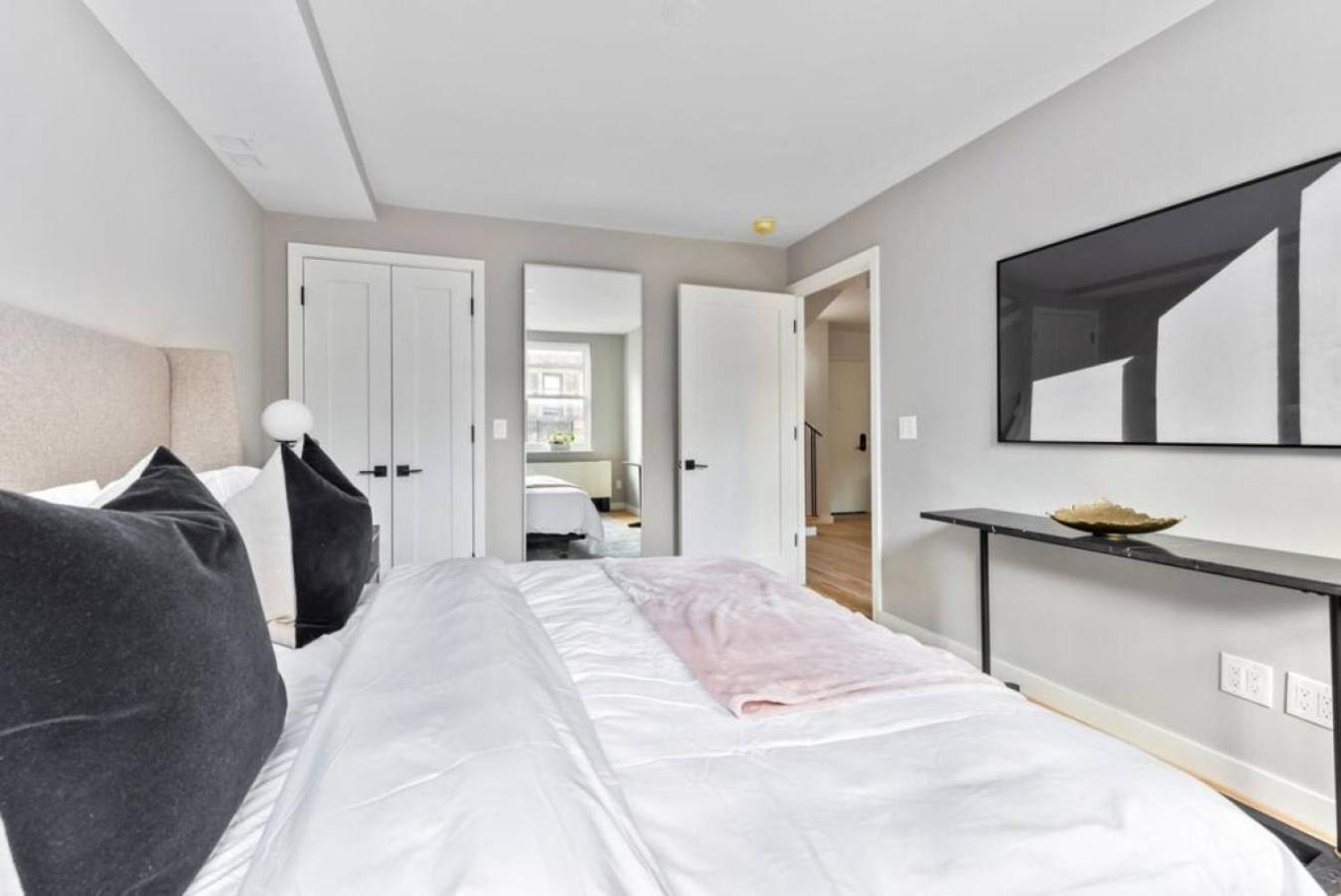 3br Penthouse With Massive Private Rooftop Apartment *