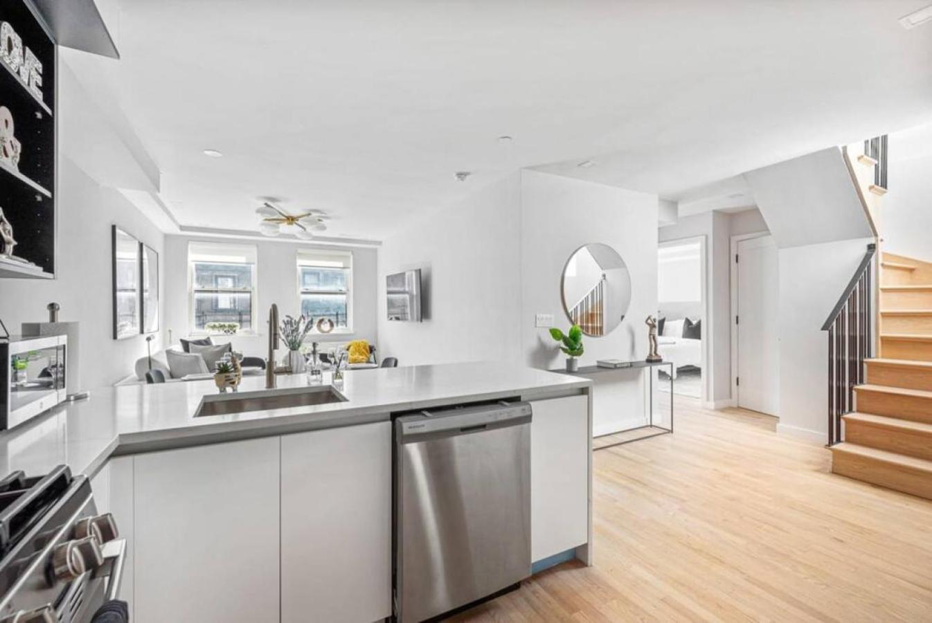 Apartment 3br Penthouse With Massive Private Rooftop *